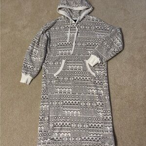 Cuddl Duds Gray and White Hooded Fleece Robe